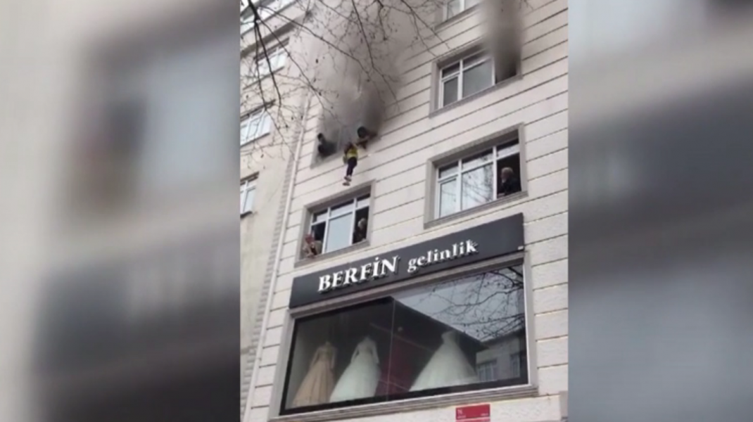 VIDEO. Șase copii au fost aruncați pe geam de părinții lor, pentru a fi salvați de incendiul care le-a cuprins casa