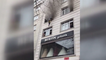VIDEO. Șase copii au fost aruncați pe geam de părinții lor, pentru a fi salvați de incendiul care le-a cuprins casa