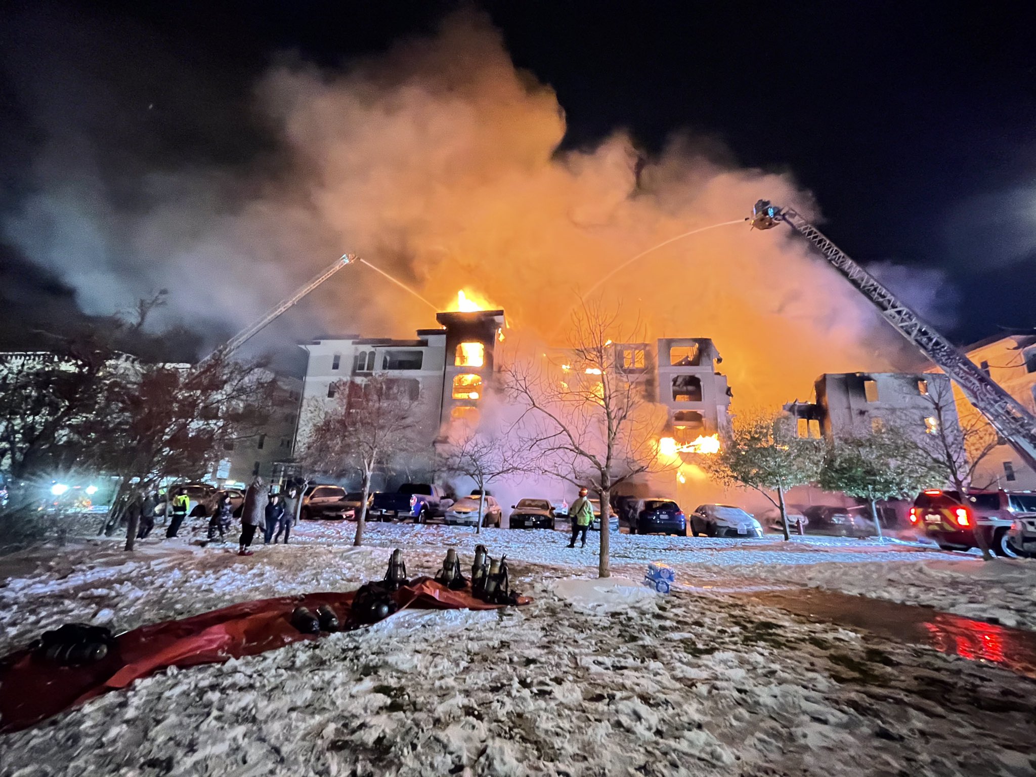 VIDEO. Un bloc din Texas s-a prăbușit în urma unui incendiu. Pompierii nu au putut stinge focul din cauza hidranților înghețați