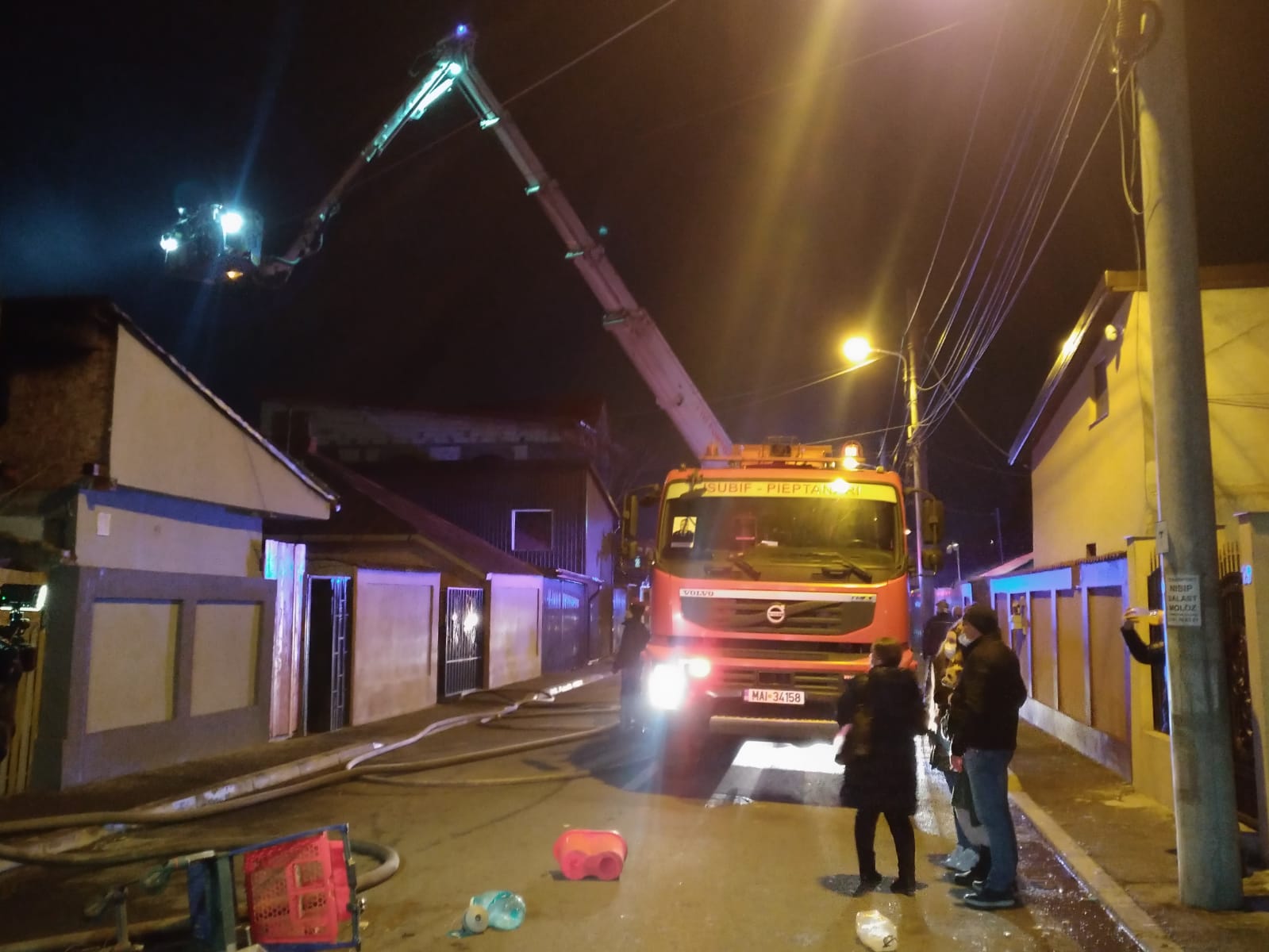 Incediu la patru locuințe din București. Au intervenit nouă autospeciale