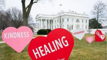 Dragostea plutește în aer la Casa Albă. Jill Biden a decorat reședinta cu inimioare de Ziua Îndrăgostiților, sărbătoarea ei preferată