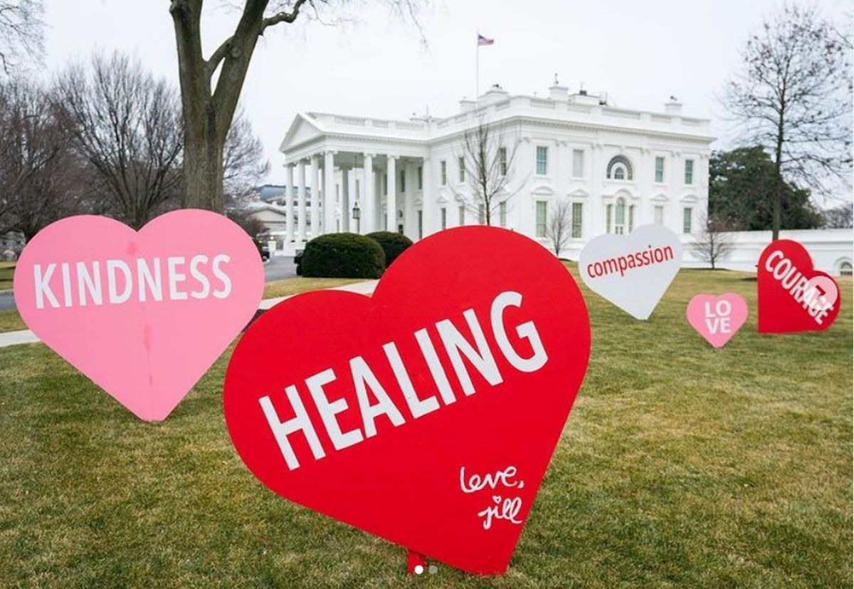 Dragostea plutește în aer la Casa Albă. Jill Biden a decorat reședinta cu inimioare de Ziua Îndrăgostiților, sărbătoarea ei preferată