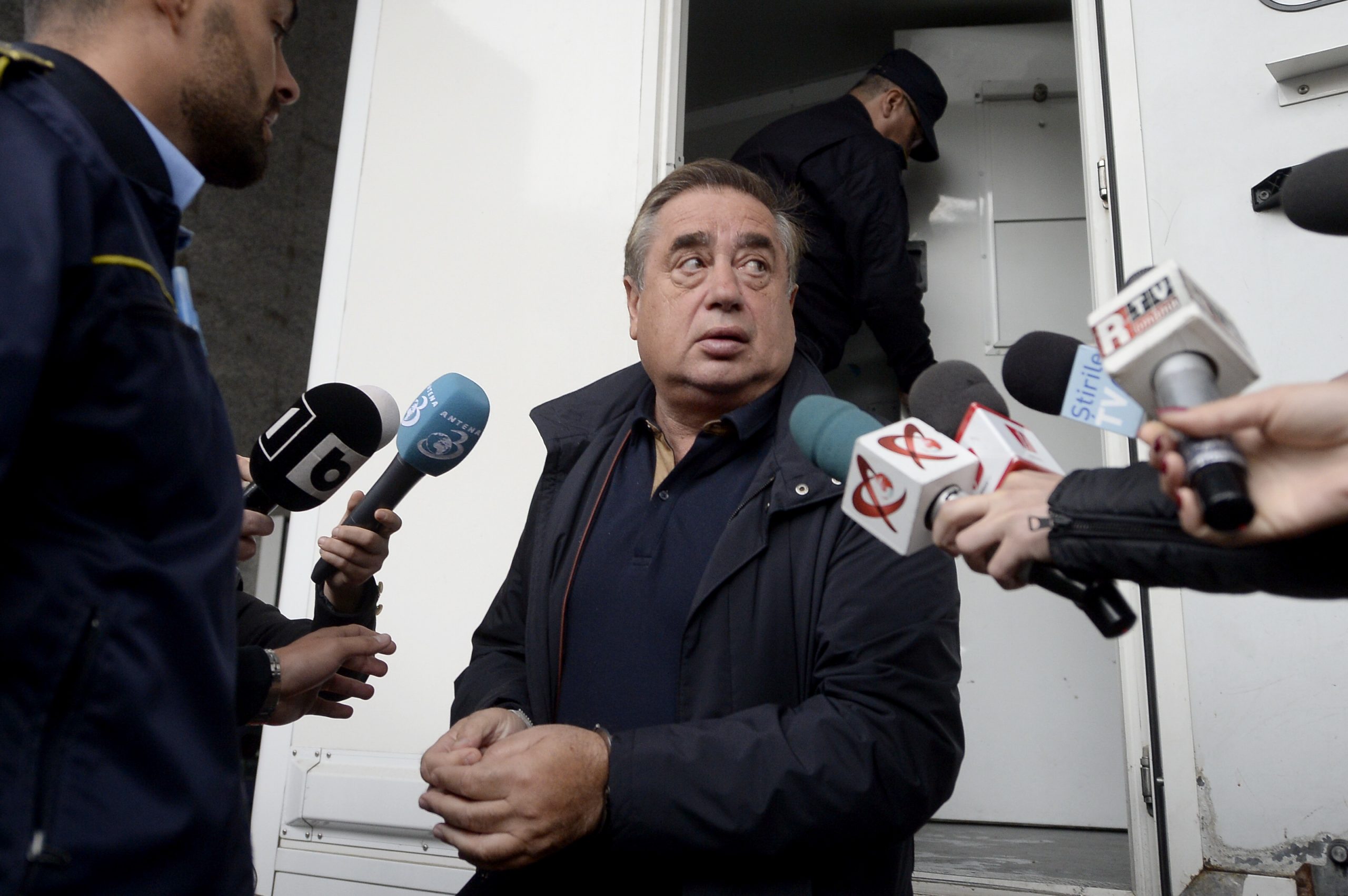 Ioan Niculae a revenit în țară și s-a predat polițiștilor. Miliardarul este condamnat definitiv la 5 ani de închisoare