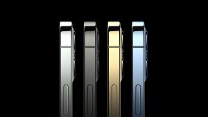 Mai mulți utilizatori s-au plâns de display-ul iPhone 12. Cum explică problema un expert în reparat smartphone-uri