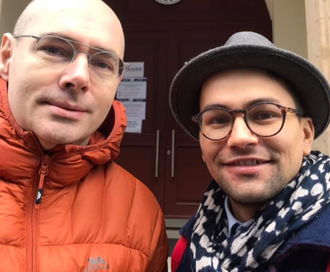 Dragostea nu ține cont de vârstă, statut social și nici de sex. Florin și Victor își doresc lucruri simple: Să se țină de mână pe stradă