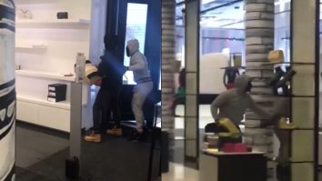 Jaf de 160.000 de dolari în plină zi, în New York. „Ce o să faci, o să mă împuști?” VIDEO