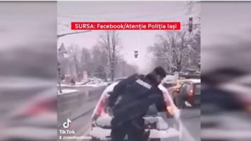 Un jandarm a curățat zăpada de pe luneta unui mașini din trafic. Reacțiile apărute: „Șoferul trebuia amendat“