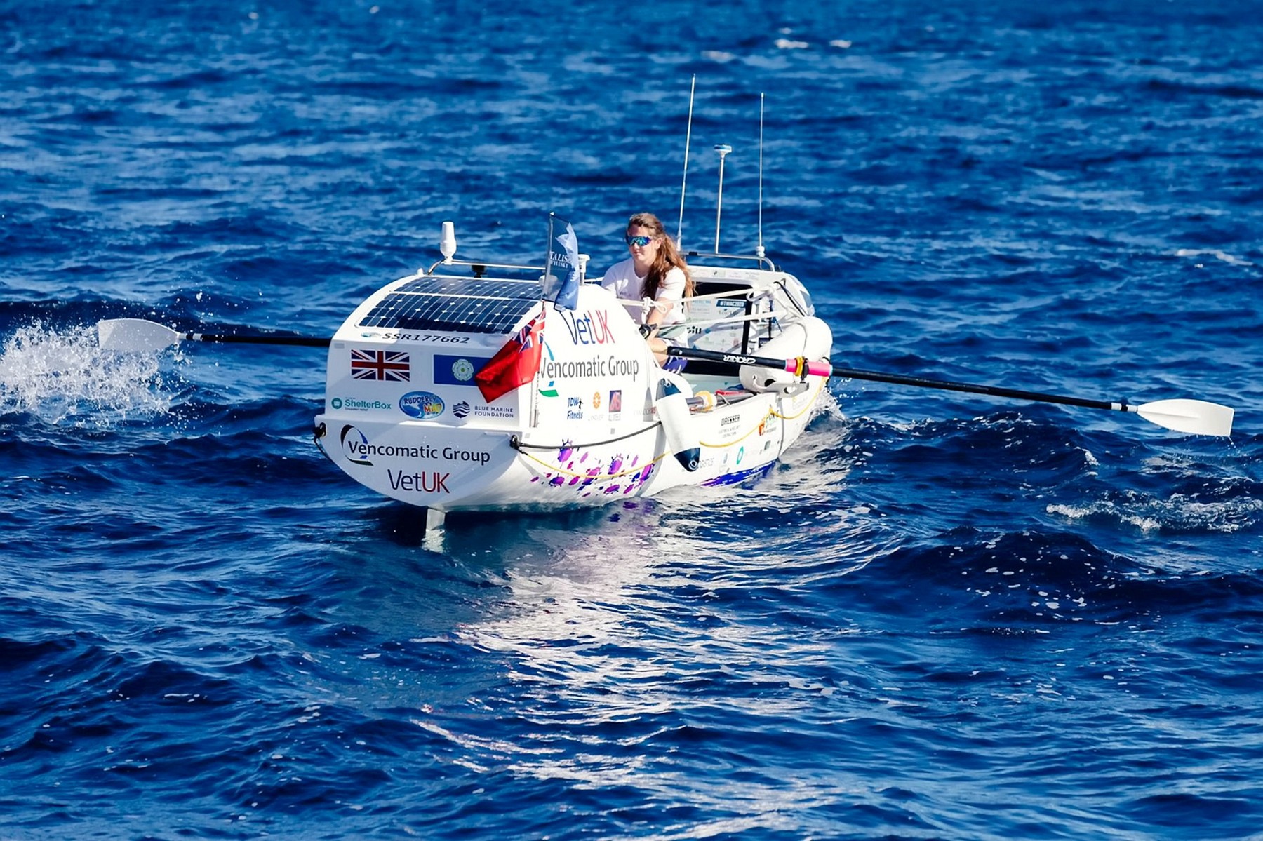O britanică de 21 de ani este cea mai tânără femeie care vâslește singură peste Oceanul Atlantic. Călătoria a durat 70 de zile