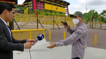 Un reporter TV a fost jefuit în direct. Momentul în care e amenințat cu pistolul. VIDEO