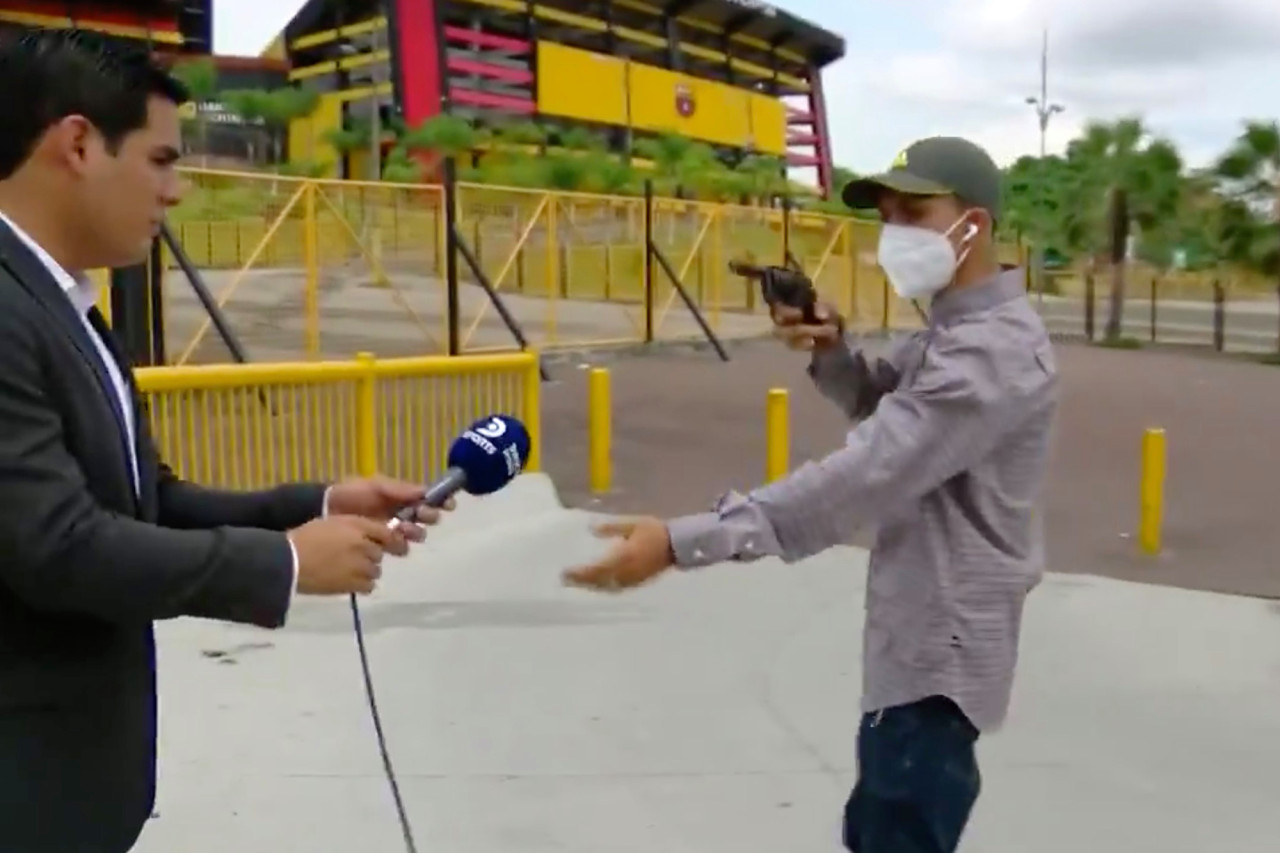 Un reporter TV a fost jefuit în direct. Momentul în care e amenințat cu pistolul. VIDEO