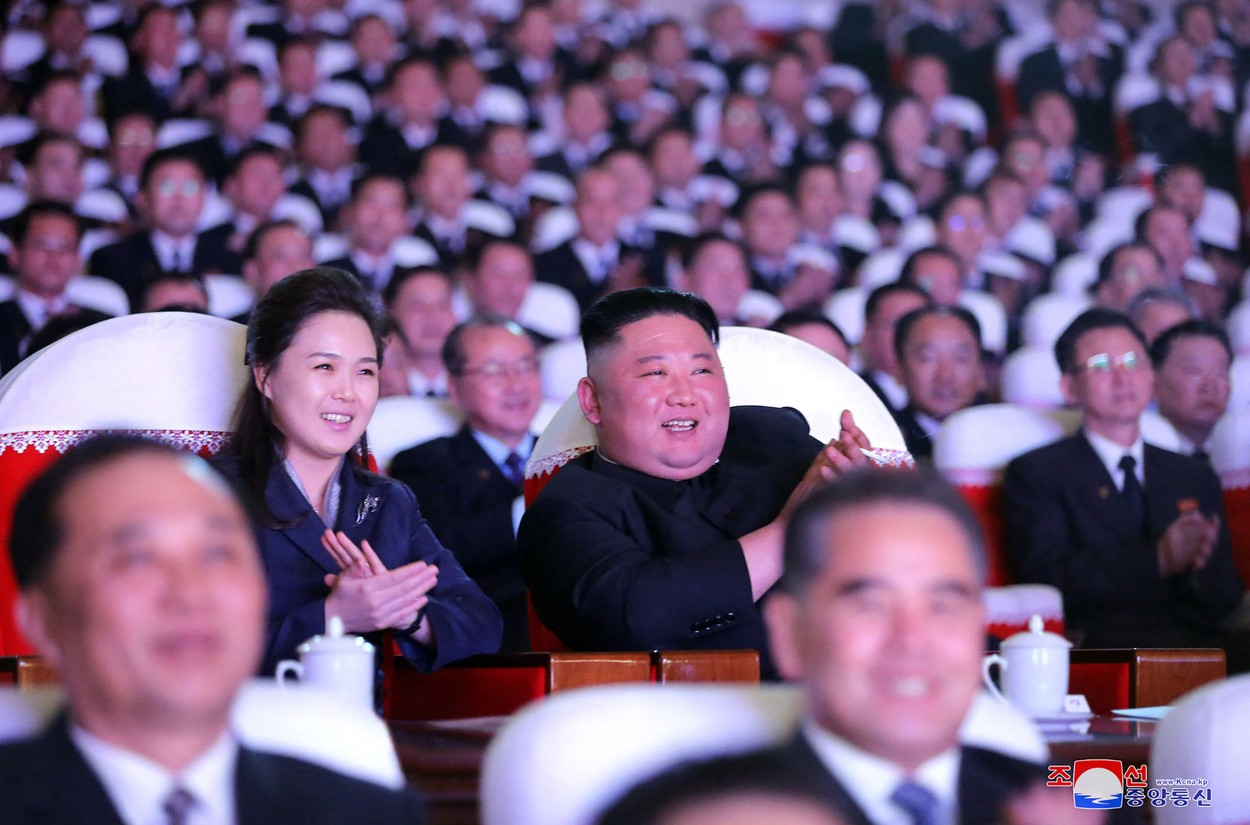FOTO. Soția lui Kim Jong Un, prima apariție publică după mai bine de un an. Motivul absenței