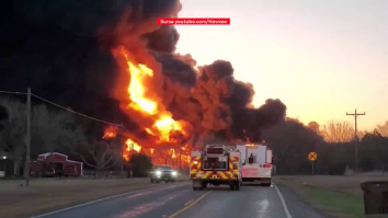 Incendiu de proporţii, după ce un camion s-a ciocnit cu un tren de marfă în Texas