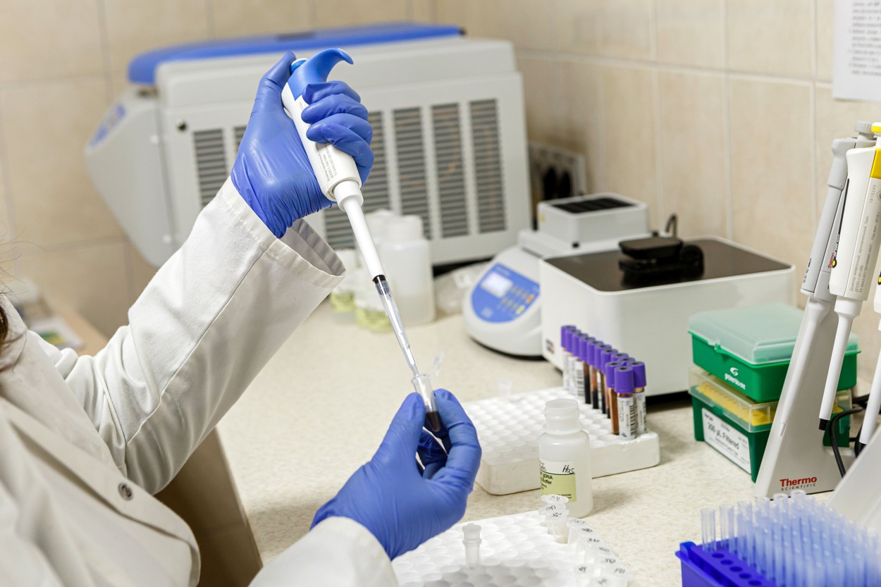 Două clinici fac primele studii despre vaccinuri în România. Rezultatele arată că persoanele care au avut COVID-19 pot dezvolta de 10 ori mai mulți anticorpi