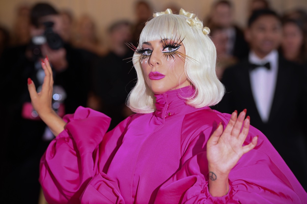 Lady Gaga oferă o recompensă uriașă pentru a recupera câinii care i-au fost furați, după ce persoana care îi plimba a fost împuşcată