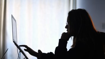 Românii cu experiență aplică la câte 6 posturi disponibile ca să își schimbe locul de muncă