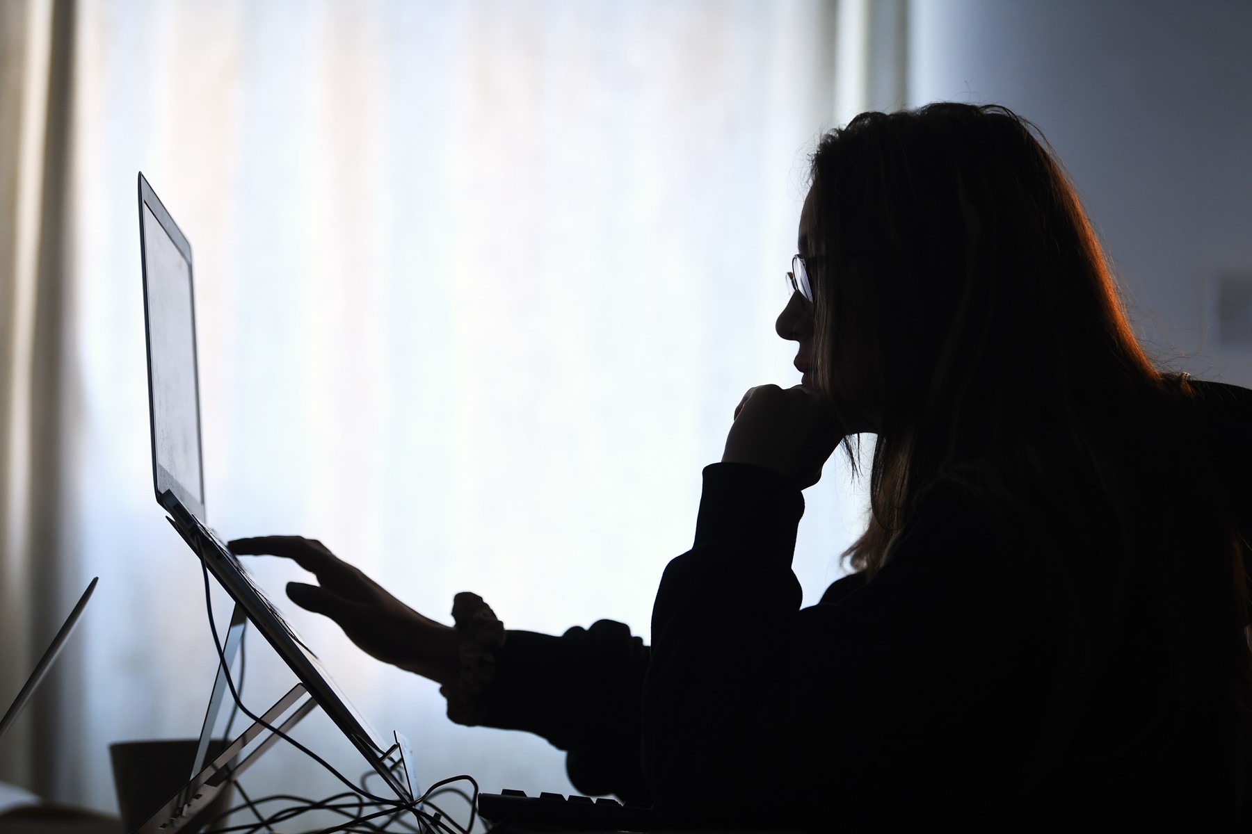 Românii cu experiență aplică la câte 6 posturi disponibile ca să își schimbe locul de muncă