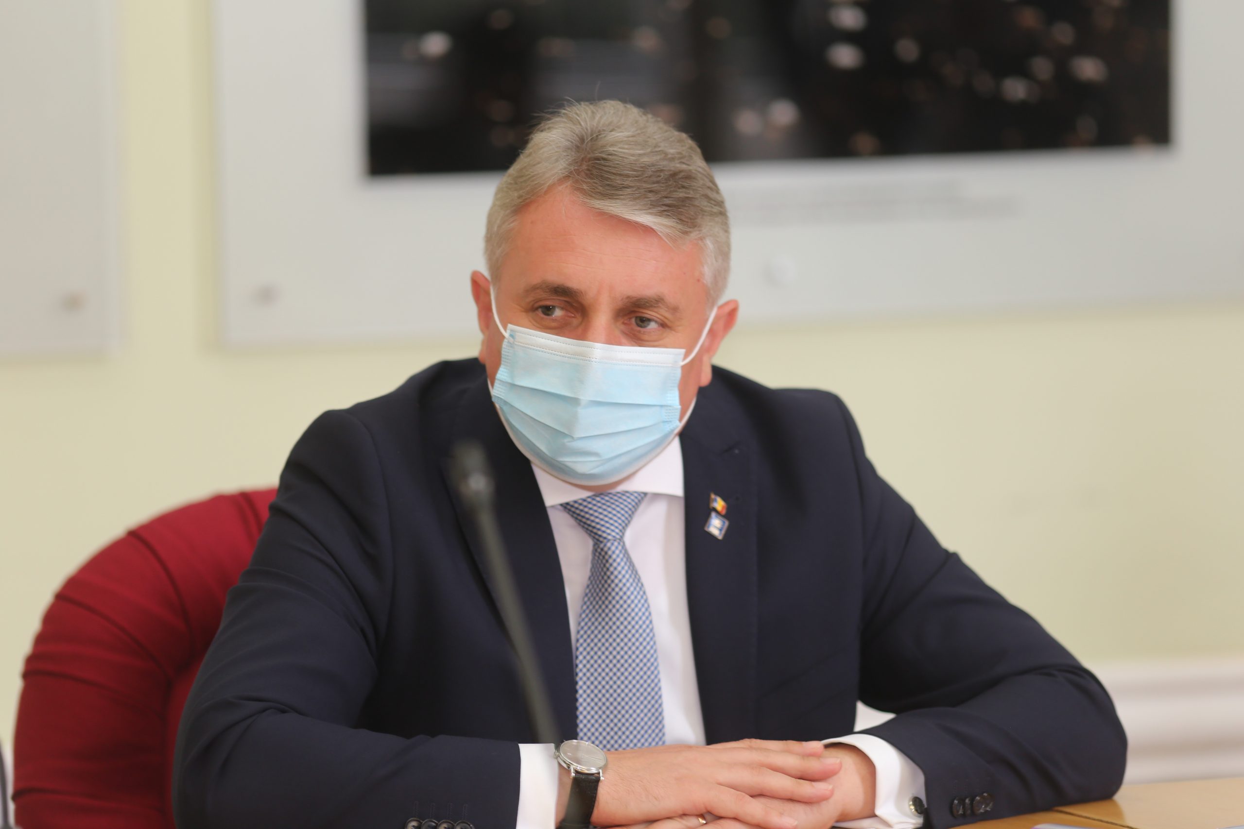 Câinii antrenați să depisteze persoane cu COVID-19 vor fi folosiţi pentru prima dată. Anunţul făcut de ministrul Lucian Bode