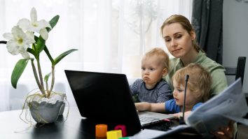 Analiză. În pandemie, 5 din 10 femei lucrează mai puțin de 8 ore pe zi, ca să aibă grijă de casă și copii