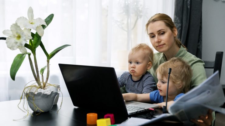 Analiză. În pandemie, 5 din 10 femei lucrează mai puțin de 8 ore pe zi, ca să aibă grijă de casă și copii