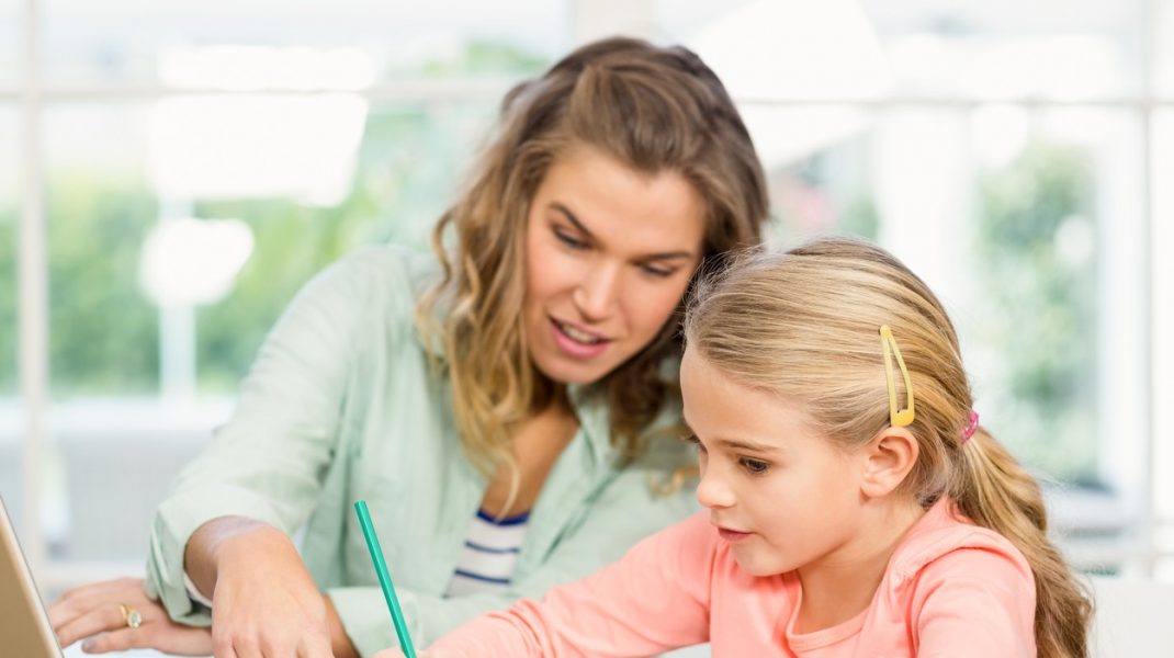 Analiză din UK. Cine stă mai mult și se uită peste umărul copilului când își face temele: mama sau tatăl?