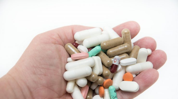 un pumn de medicamente.