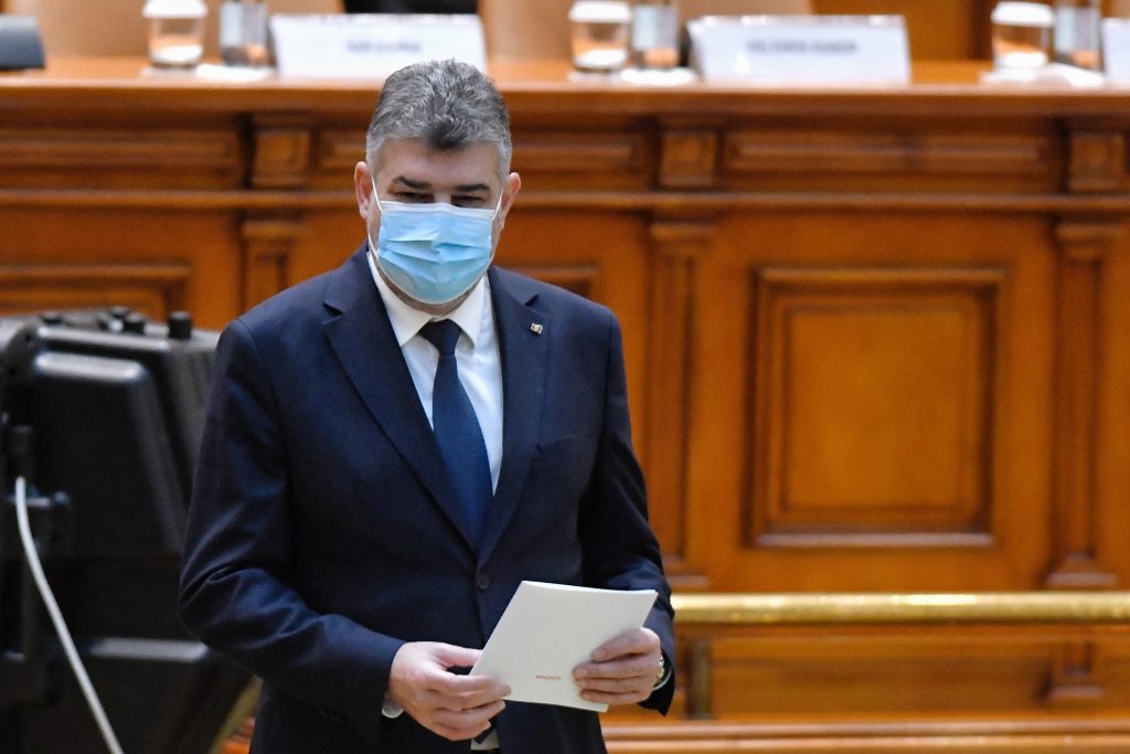 Marcel Ciolacu cu hartii in mana in parlament.