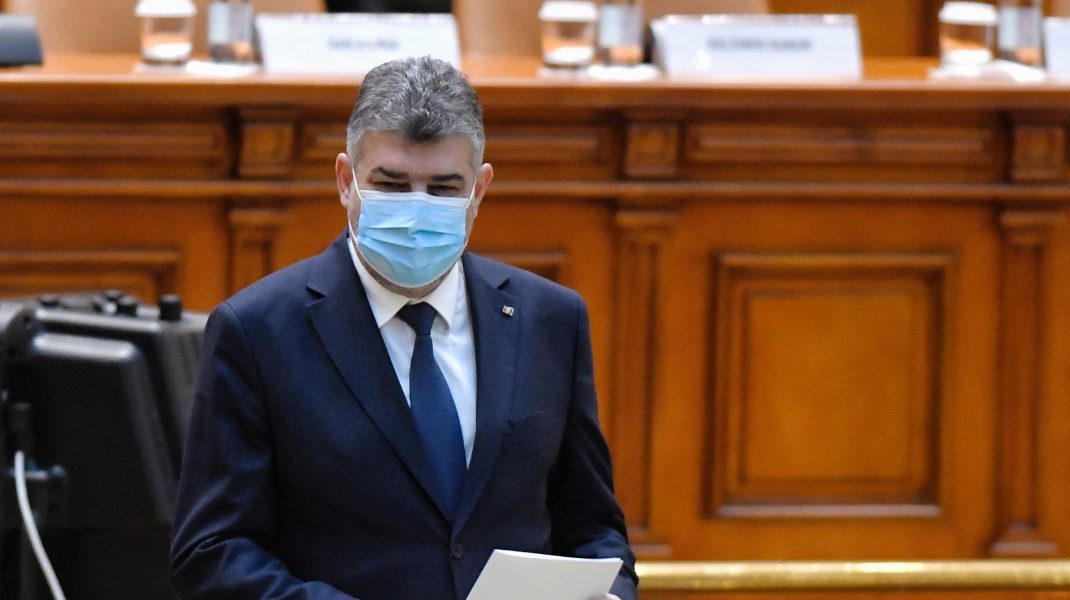 Marcel Ciolacu cu hartii in mana in parlament.