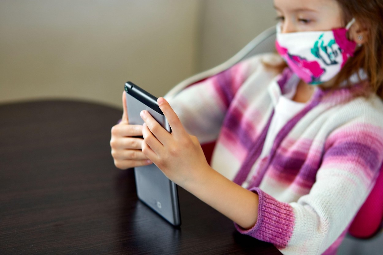 Clopoțelul sună tare în buzunarele părinților. Mai mulți bani pe echipamente, mâncare și servicii