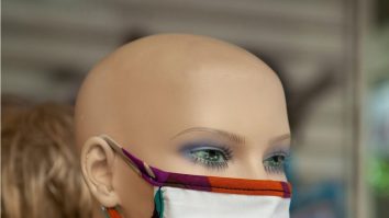 Cercetătorii americani au constatat că două măști suprapuse te protejează mai bine: Testele au fost făcute pe manechine