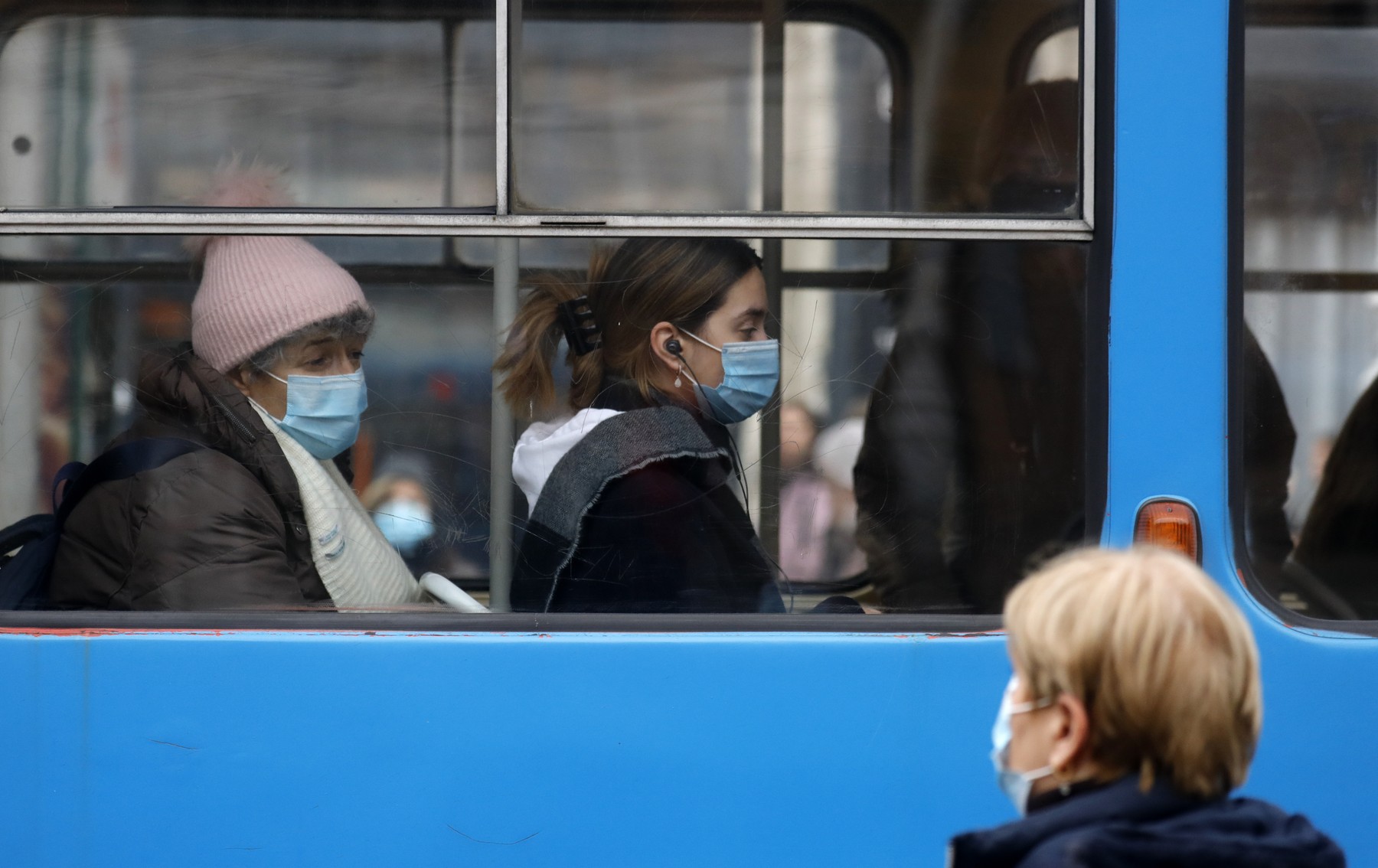 Atenție, ce măști purtați!  A fost emisă o nouă alertă pentru alte șase tipuri de măşti declarate neconforme. FOTO