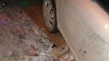 Bărbat zdrobit de mașina sub care lucra. Vehiculul nu a fost asigurat corespunzător