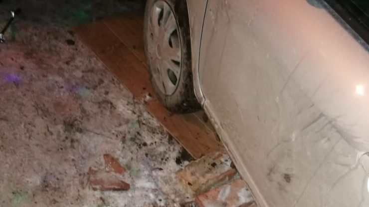 Bărbat zdrobit de mașina sub care lucra. Vehiculul nu a fost asigurat corespunzător