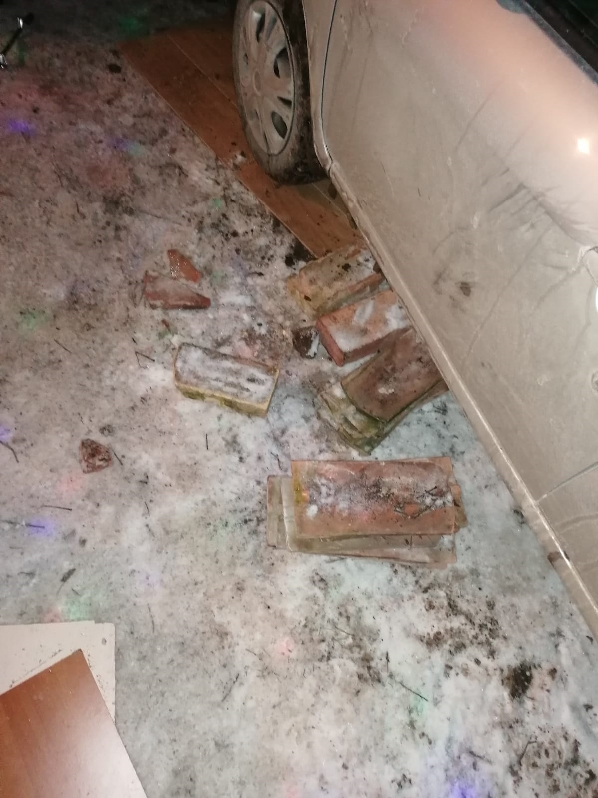 Bărbat zdrobit de mașina sub care lucra. Vehiculul nu a fost asigurat corespunzător