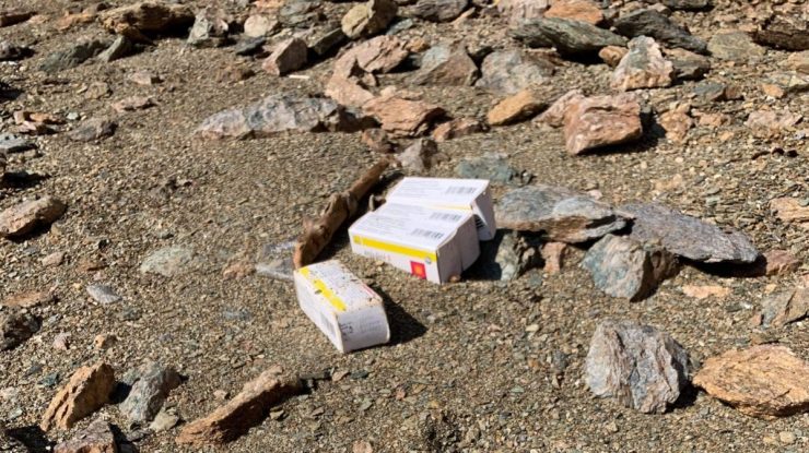 FOTO ȘI VIDEO. Zeci de cutii cu medicamente expirate, găsite într-un lac din Cluj