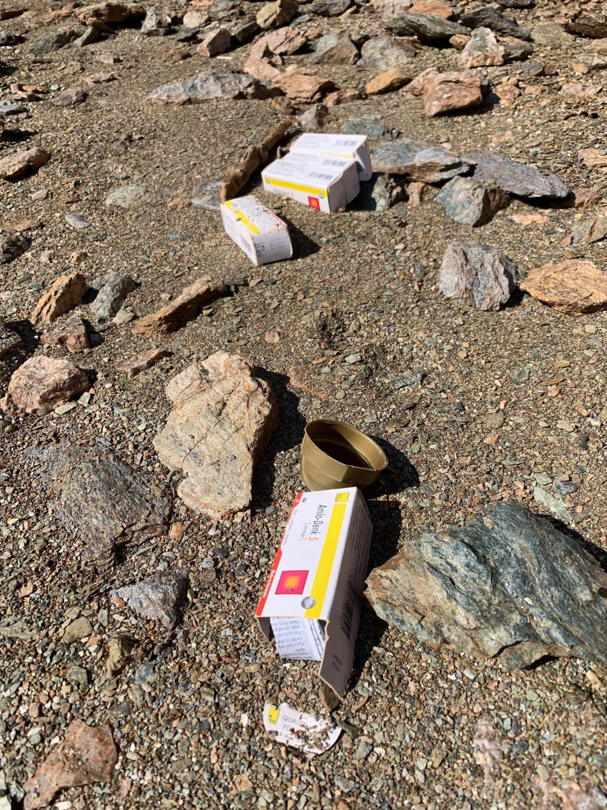 FOTO ȘI VIDEO. Zeci de cutii cu medicamente expirate, găsite într-un lac din Cluj