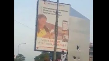 VIDEO. Un nou monolit metalic a apărut în Congo. Localnicii au lovit structura cu bețe și i-au dat foc