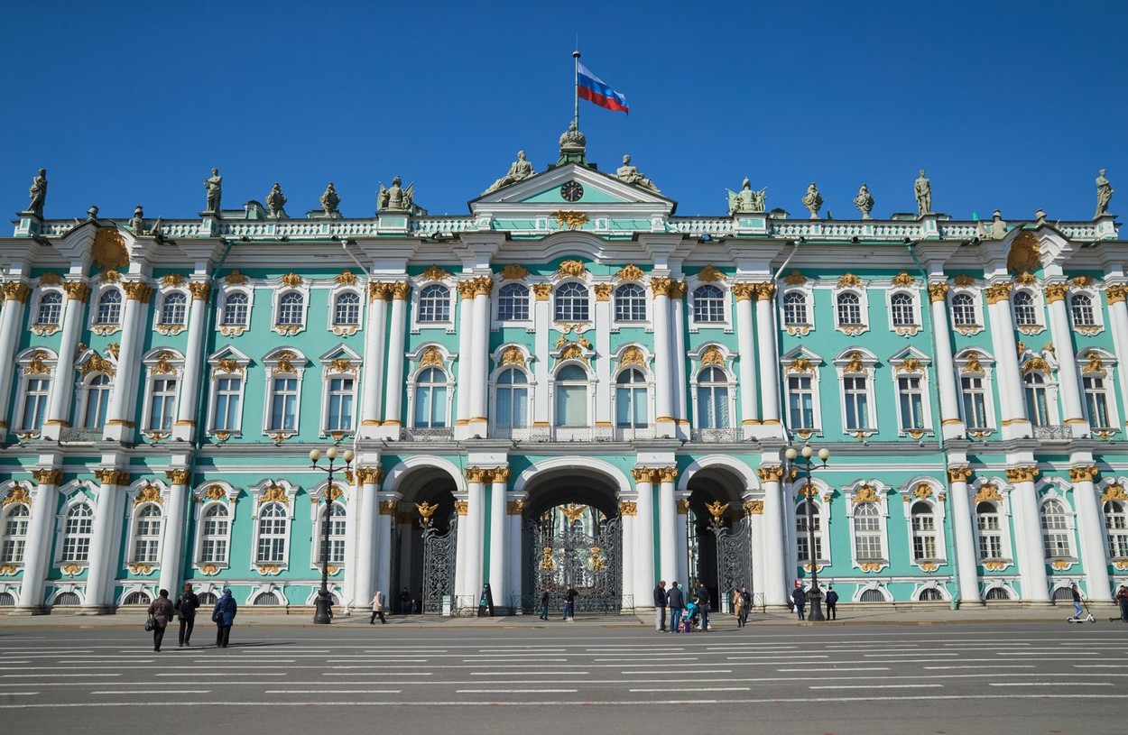 Expoziţia Fabergé de la Muzeul Ermitaj din Sankt Petersburg numără „cel puțin 20 de falsuri”. Colecția aparține unui miliardar