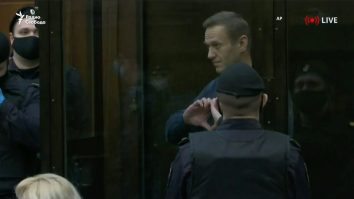 Alexei Navalnîi a fost condamnat la 3 ani și jumătate de închisoare. Semnul pe care i l-a arătat soției la aflarea sentinței