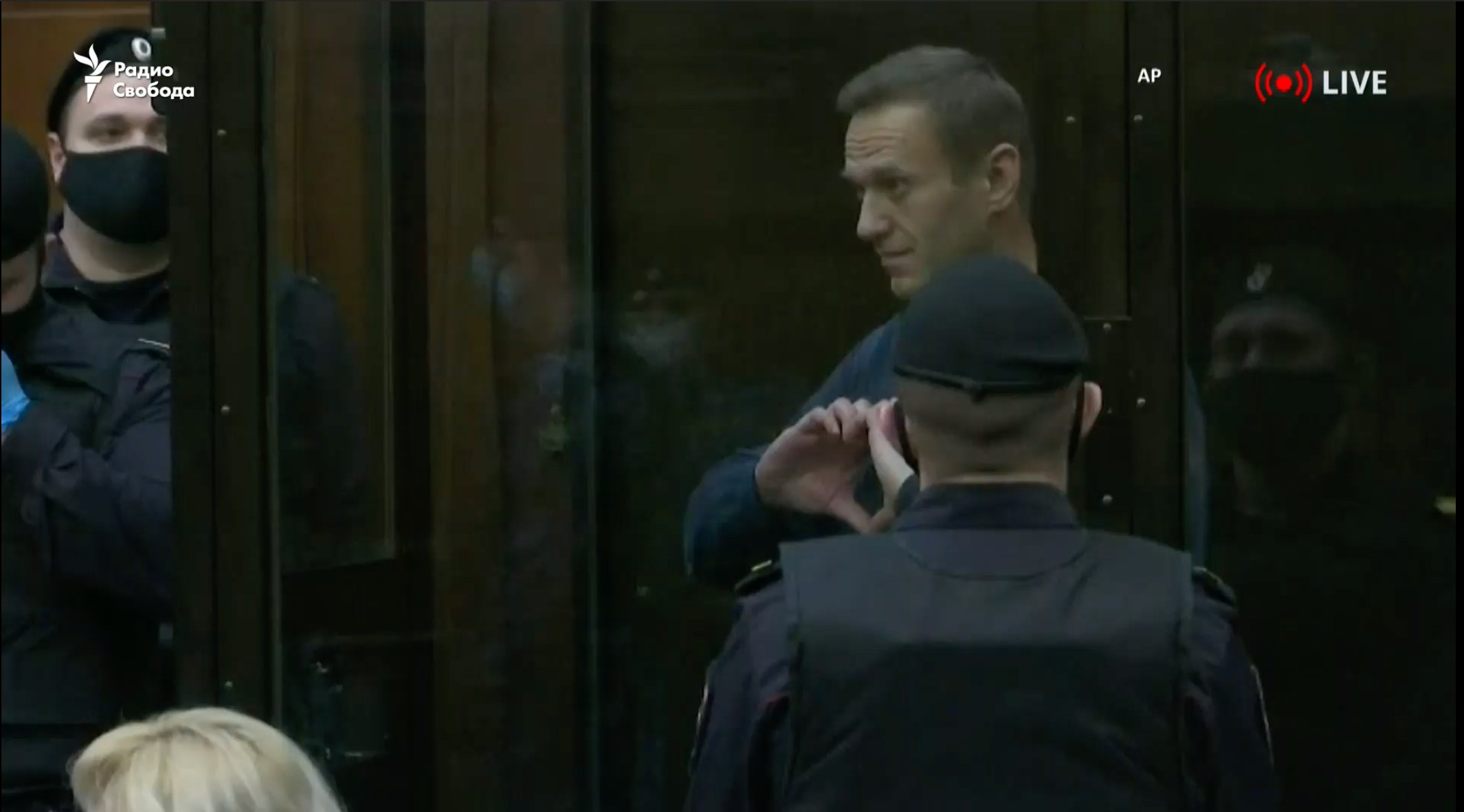 Alexei Navalnîi a fost condamnat la 3 ani și jumătate de închisoare. Semnul pe care i l-a arătat soției la aflarea sentinței