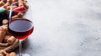 Fântâna din care curge vin non-stop. Unde se află și ce poveste are. VIDEO