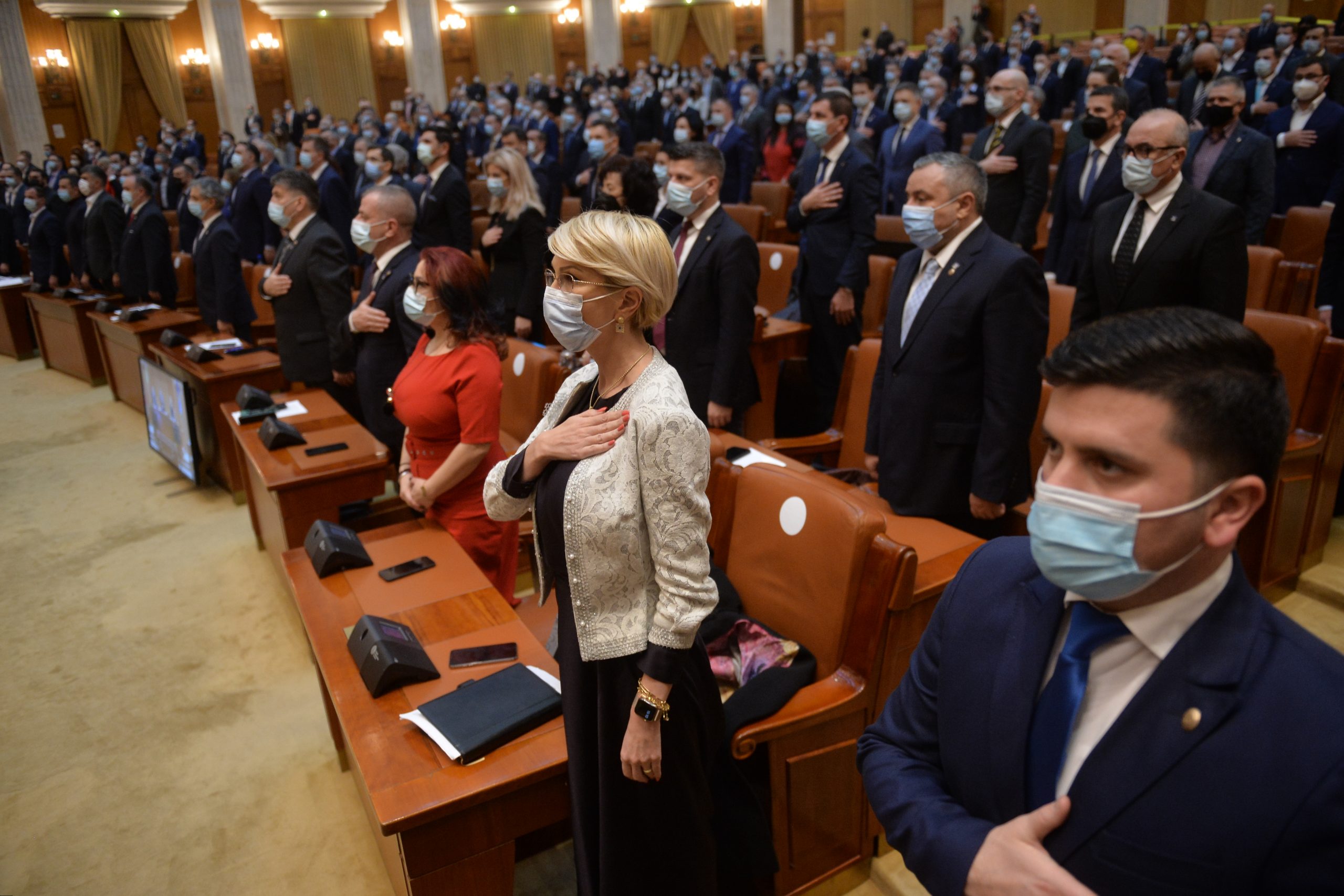 Părerile parlamentarilor despre vaccinul anti-Covid. Unii „își așteaptă rândul“, alții nici nu vor să audă