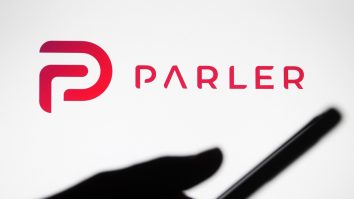 Parler, platformă de social media care practic a dispărut după protestele din Washington, a fost relansată luni, relatează Reuters