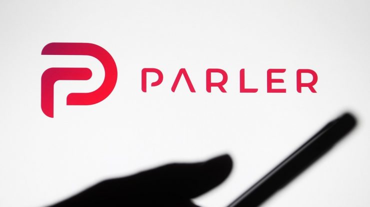 Parler, platformă de social media care practic a dispărut după protestele din Washington, a fost relansată luni, relatează Reuters