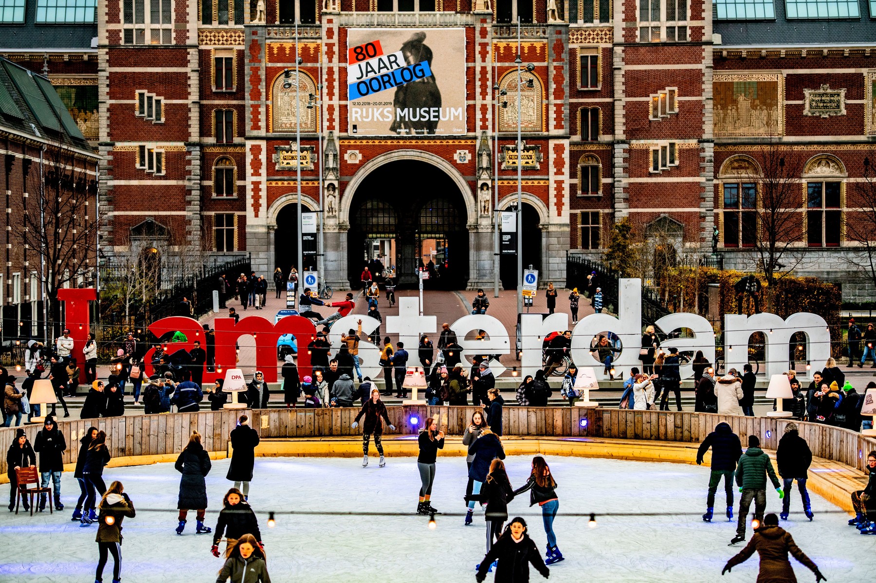 Pentru olandezi, bucuria vine pe patine. Iarna aceasta speră să poată ieși la plimbare pe canalele înghețate