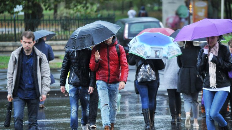 Avertizare de ploi, vijelii şi grindină în 29 de judeţe