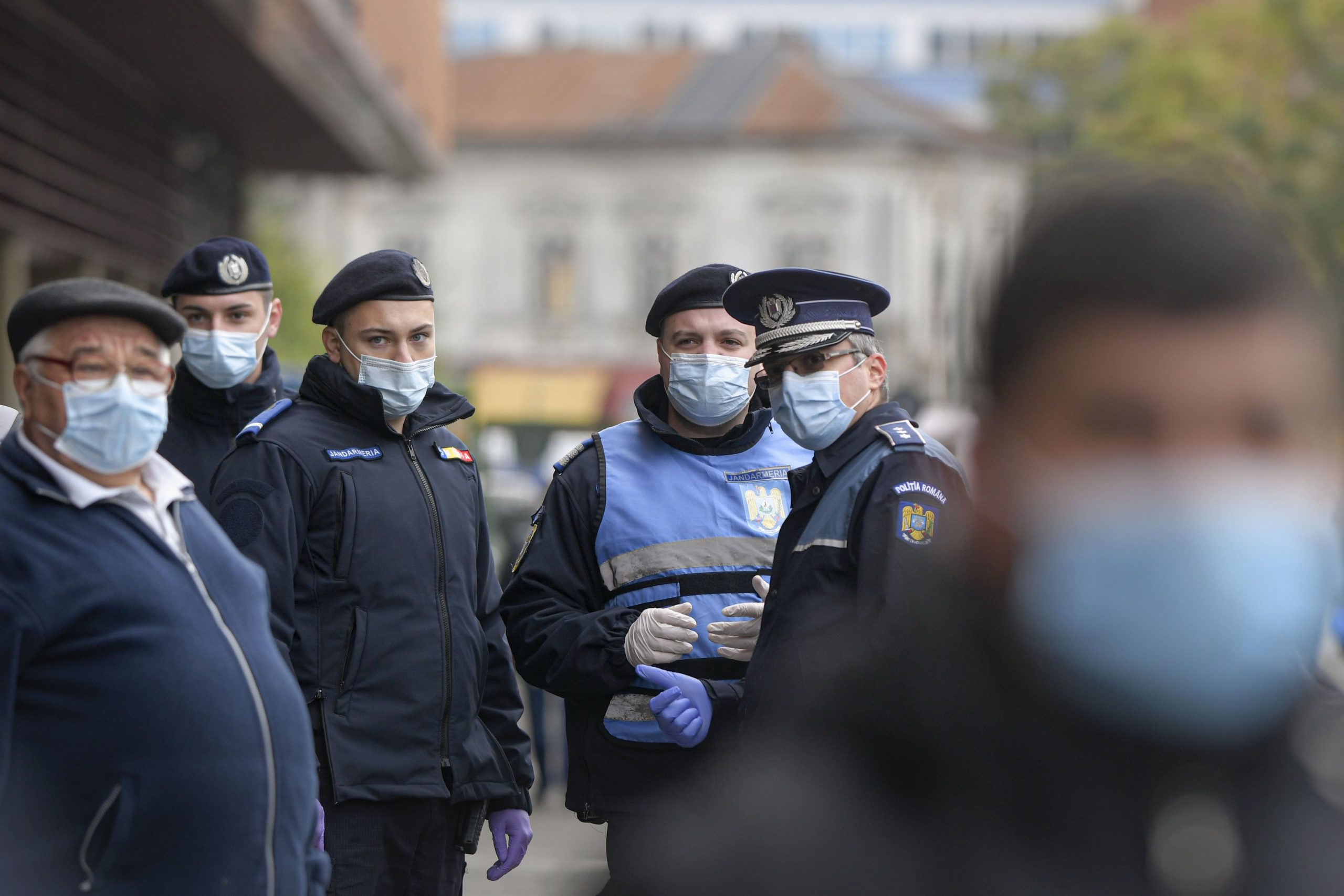 Un bărbat din Suceava a mâncat la restaurant, apoi a sunat la poliție să reclame că e deschis după ora 23:00. De ce a fost amendat