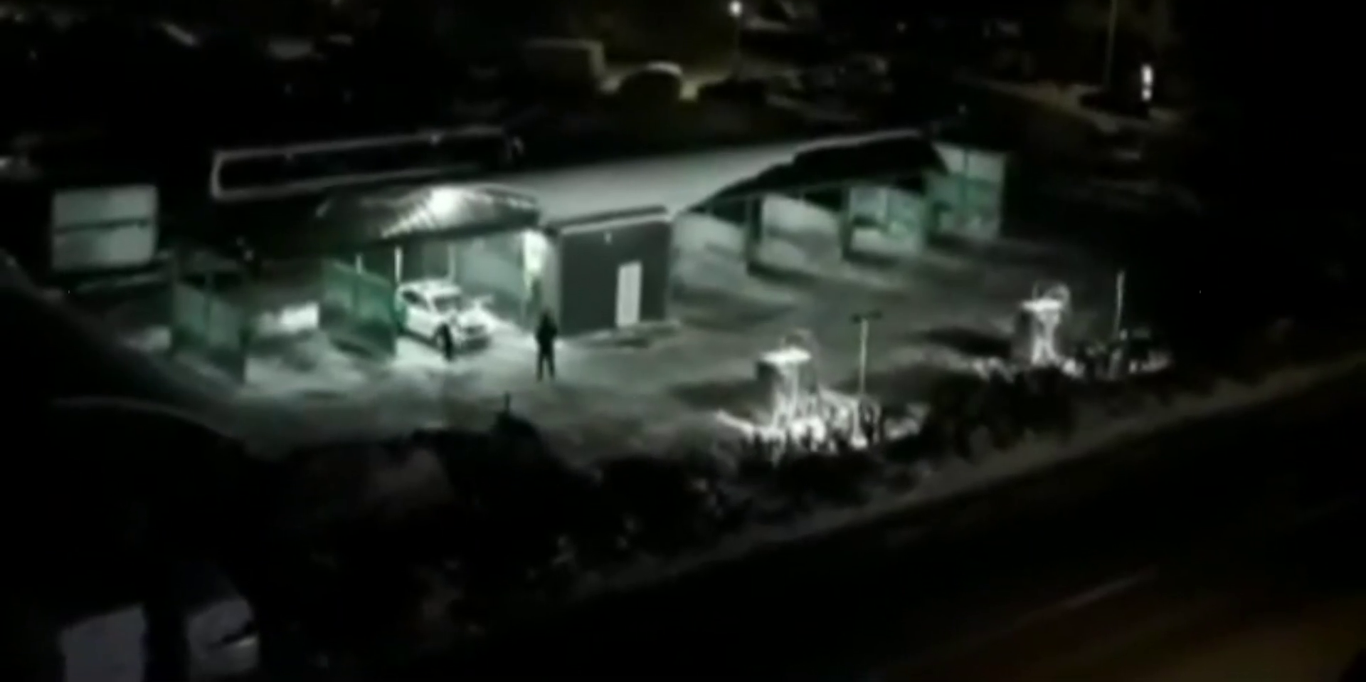 Locuitorii unui cartier din Suceava, treziți în miezul nopții de un megafon din care se auzea o voce de femeie: „Mai ai mult acolo? Mochetele! Ai scăpat-o pe jos”