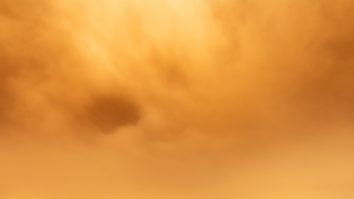 Praful saharian a ajuns și în România. Când va fi simțit fenomenul