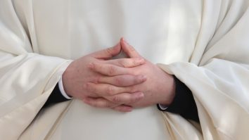 Preotul din Suceava, anchetat în cazul bebelușului mort, a fost suspendat din funcție. „Va suporta consecințele dacă este vinovat”