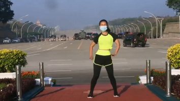 VIDEO VIRAL O instructoare de aerobic face exerciții fizice, în timp ce lovitura de stat din Myanmar se desfășoară în spatele său